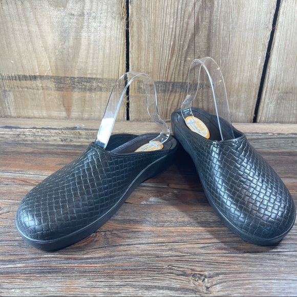 Okabashi Shoes - Excellent preowned Okabashi Black Garden Clogs closed toe Women’s shoes size 7.5